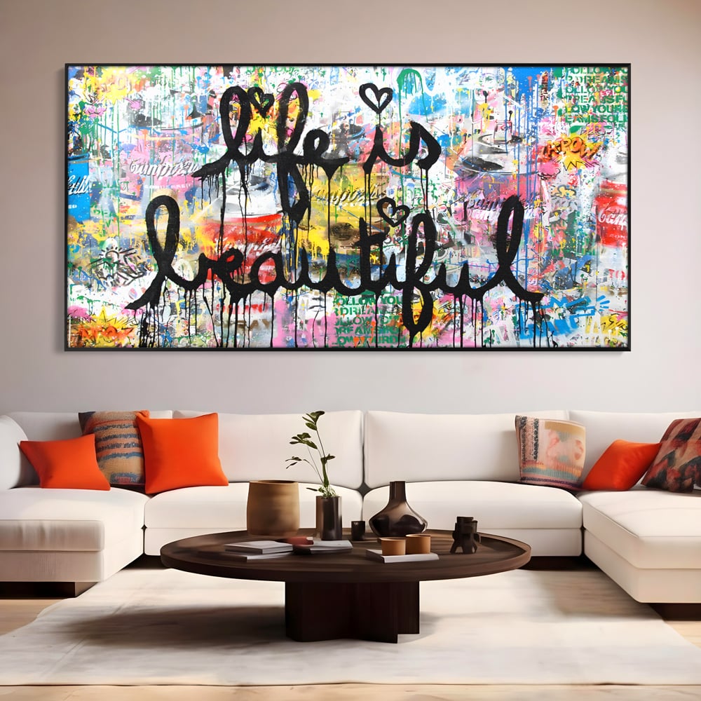 Tablou canvas cu tablou canvas cu graffiti motivational, in rama de aluminiu negru, pe perete intr-un living